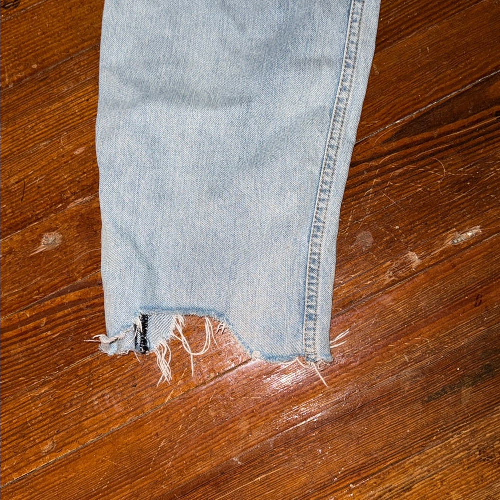 Ariat Women’s Tomboy Straight leg jean super distressed Size 29R (waist) - Picture 3 of 9